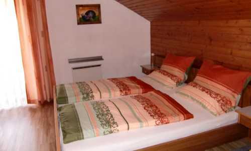 Zimmerbeispiel:<br><br>Bad/Dusche/WC im Zimmer<br>TV/Sat-TV<br>Kühlschrank
