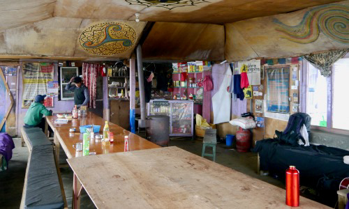 Die Lodges am Mardi Himal Trail gehören mit Ausnahme der Lodge in Sidhing (hier gibt es auch eine etwas bessere Ausstattung) alle der Annapurna Conservation Area. Die Ausstattung der Lodges ist einfach; Doppelzimmer werden von Bookyourtrail.com eingebucht; die Aufenthaltsräume sind beheizt und Ladestationen (gegen Aufpreis) sind vorhanden; die Küche ist gut und ausreichend. 