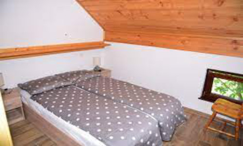 Die Hutte bietet einen Schlafsaal mit 24 Betten, Doppelzimmer mit Zustellbett, Doppel- und Dreibettzimmer mit Bad, WC, fließendem Wasser und Strom.