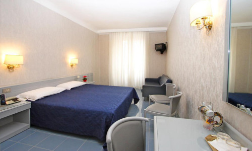 Das Hotel Roma bietet komfortable und ruhige Zimmer unterschiedlicher Art und Größe, die allen Bedürfnissen gerecht werden: Einzel-, Doppel-, Zweibett-, Dreibett- oder Vierbettzimmer. Wir haben auch Familienzimmer und behindertengerechte Zimmer.